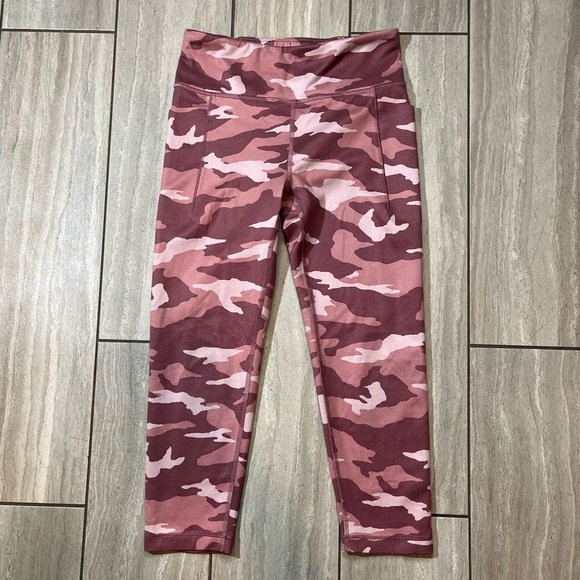 ATHLETA Girl Pink Camouflage Cropped Leggings Size Large/12 - Picture 1 of 7